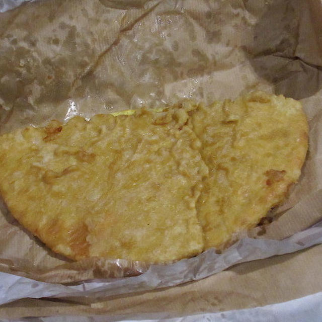 揚げ物注意報！ グラスゴー名物、ピザ・クランチを食べたよ！（スコットランド）