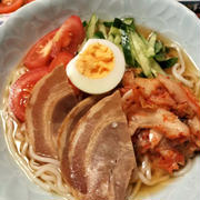 茹でない冷麺！トマト、きゅうり、キムチ、ゆで卵、チャーシューをのせただけ！