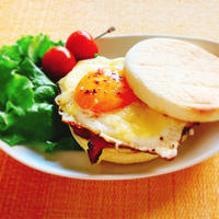 ベーコンエッグ&チーズマフィンの朝ご飯