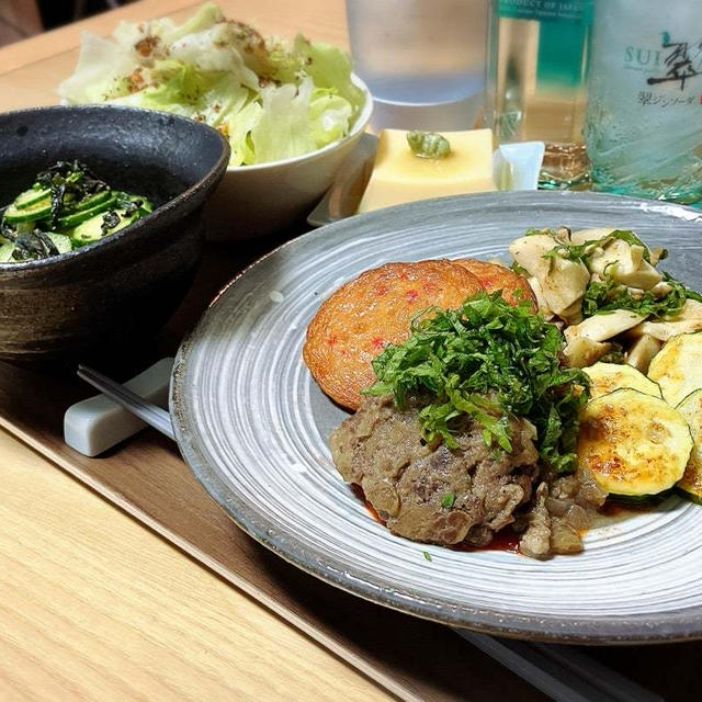 牛コマハンバーグ　ズッキーニマヨ焼き　の献立。