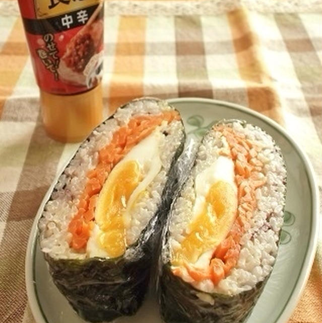 ピリ辛が食欲をそそる♪『こだわり食感　中辛』卵と人参のおにぎらず