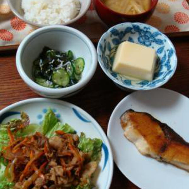 ブリの塩焼き定食！簡単焼肉サラダ、わかめときゅうりとシラスの酢の物