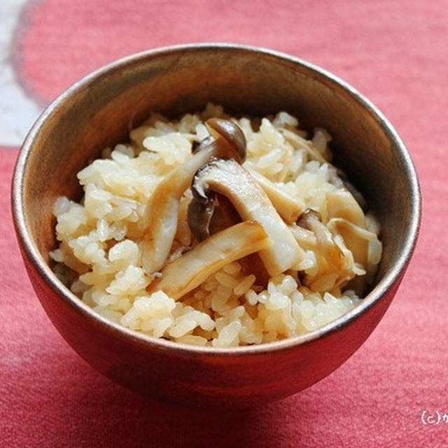 「キノコの炊き込みご飯」と「豚こま肉とたまねぎのフライパンかき揚げ」リビング新聞連載
