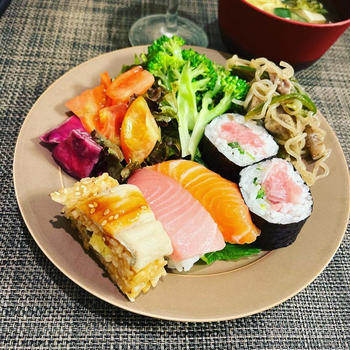 KALDIミックスナッツ、お寿司プレート。