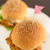 混ぜ込みわかめ若菜入りのバンズのチキンバーガー