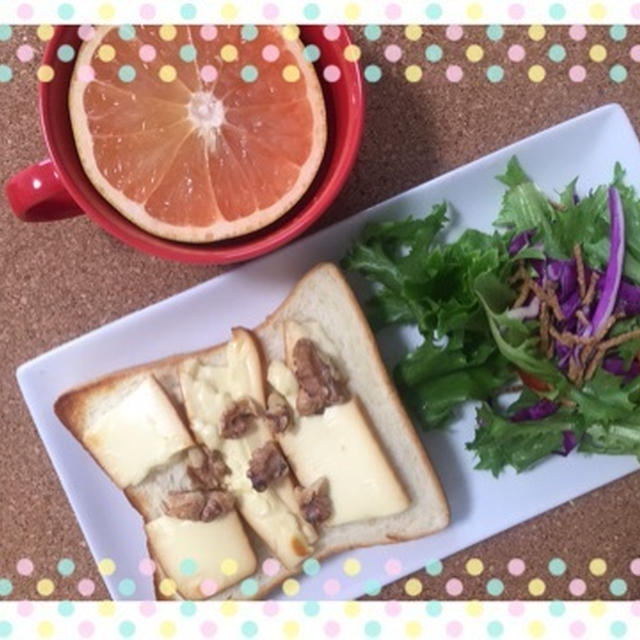 今朝の朝ごはん(*^_^*)スモークチーズトーストとオールブラン添えサラダ