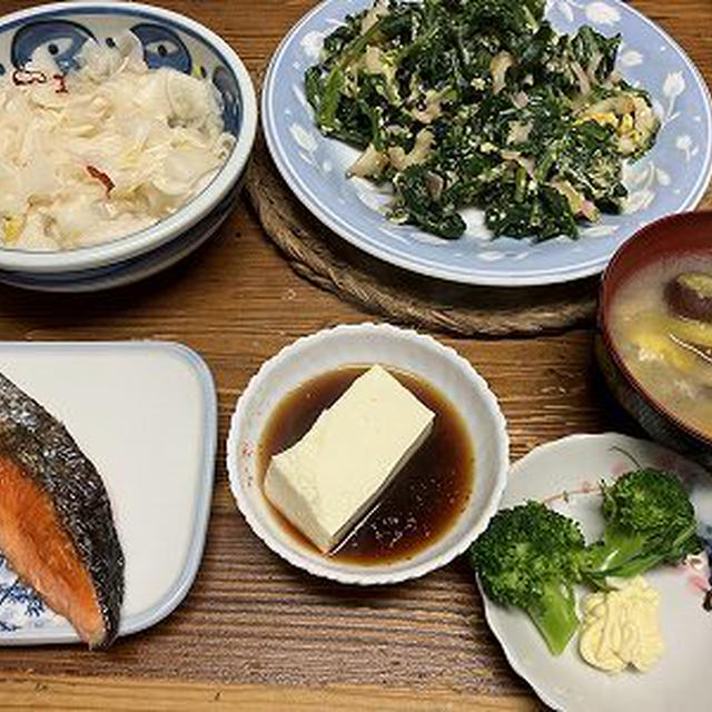 ほうれん草炒めと焼き鮭、蕪の酢の物など