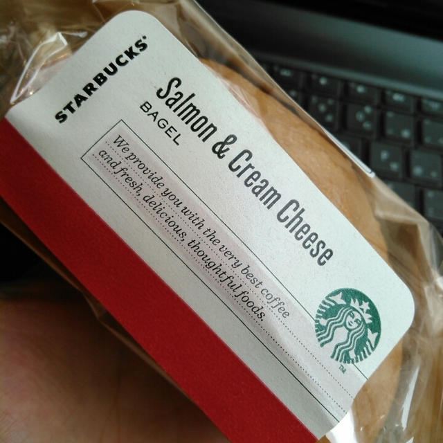 スタバで朝ごはん☆サーモン＆クリームチーズベーグル♪<br>