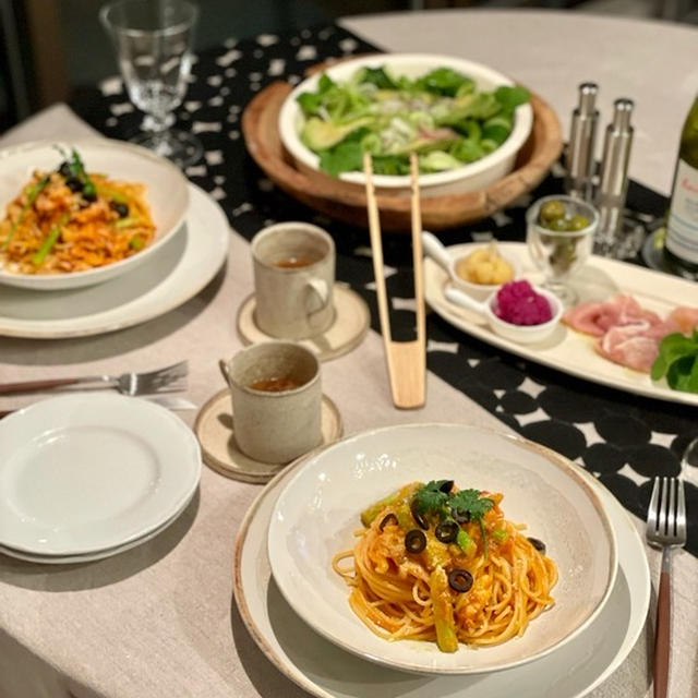 イカゲソのトマトソーススパゲティとアボカドサラダの夜ごはん