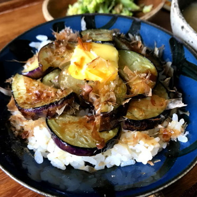 「はよ寝なさい」の件と、ナスのおかかバター丼で朝ごはん
