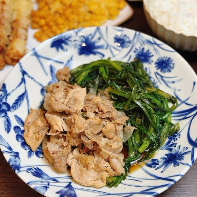 フライパンひとつでスピードおかず！甘辛ダレがジュワッ♪ ご飯が進む「豚肉と春菊のすき煮」