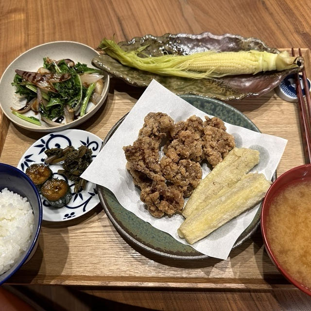【献立】豚肉の唐揚げ、ごぼうの天ぷら、カブと紫玉ねぎとケールの塩ガーリック炒めにバルサミコ酢、ヤングコーンのグリル、きゅうりのニンニク醤油漬け、ふきの佃煮、豆腐のお味噌汁
