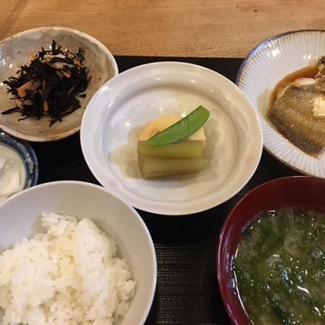 カレイの煮つけ定食と鳴物仏具