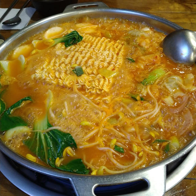 【韓国旅行】東大門で美味しいプデチゲ！『明洞アルサムチュクミvsプデチゲ』