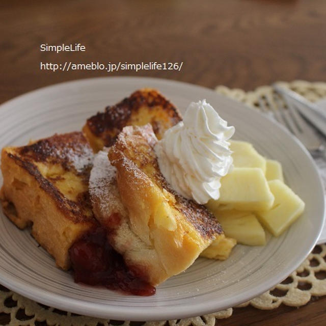 朝ごはん＊フレトーに生クリームトッピング、お昼ごはんも。
