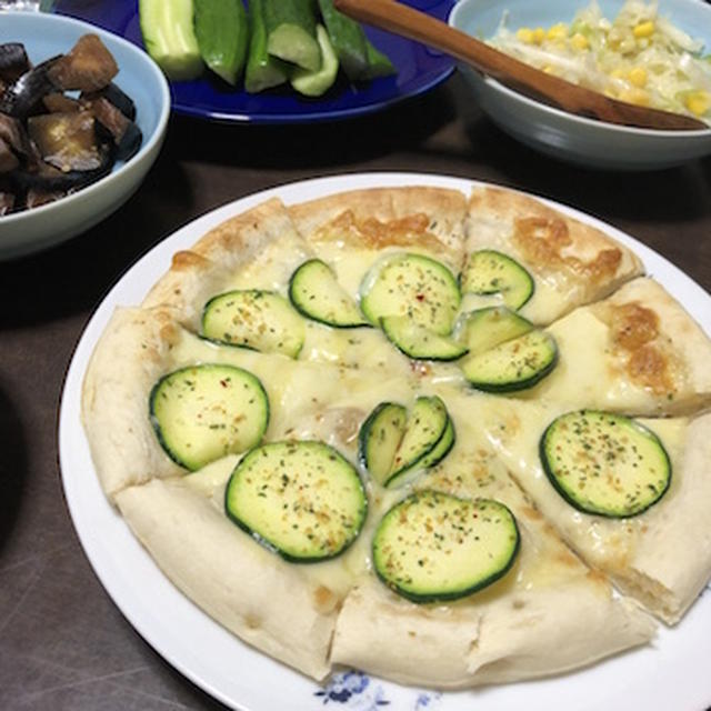 業務スーパーの冷凍ピザ台でズッキーニピザ♪