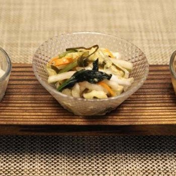 小さな野菜のおかずとライスペーパー でお好み焼き