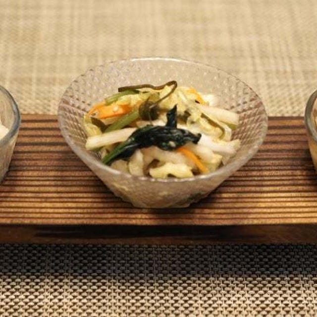 小さな野菜のおかずとライスペーパー でお好み焼き