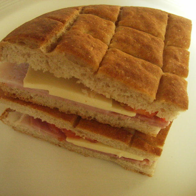 ハムとチーズのライ麦サンド