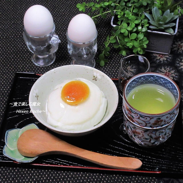 おかしなお菓子な卵かけごはん。黒蜜をかけて食べる。トリック＆トリート。