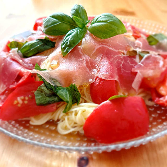 フルーツトマトと生ハムの冷製パスタ