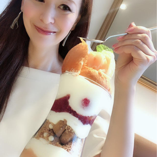 桃ももモモパフェ〜♪新宿NEWoMan「サロン アンド ベイクドティー」