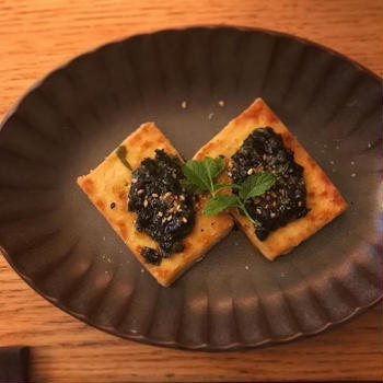 豆腐ステーキのラムソンの味噌和えのせ + おつまみおかず
