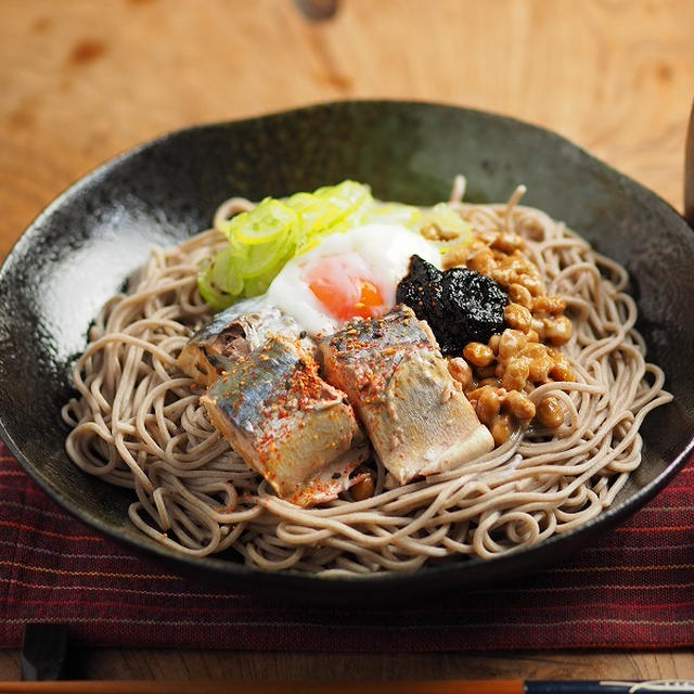 サバ納豆温玉のっけ蕎麦