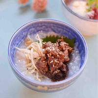 もち麦のおかゆ　牛しぐれ煮のせ