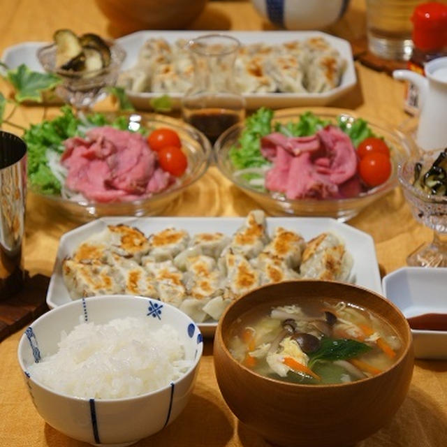 キャベツたっぷり、手作り餃子の晩ごはん