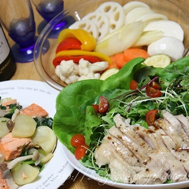 蒸し鶏のサラダと鮭と野菜の炒め物