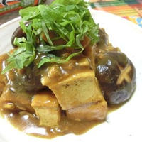 お塩ひかえめめんつゆで美味しく減塩☆　厚揚げと椎茸のカレーめんつゆ煮