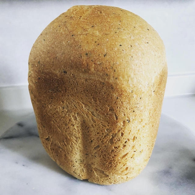ハーブのパンを焼く。