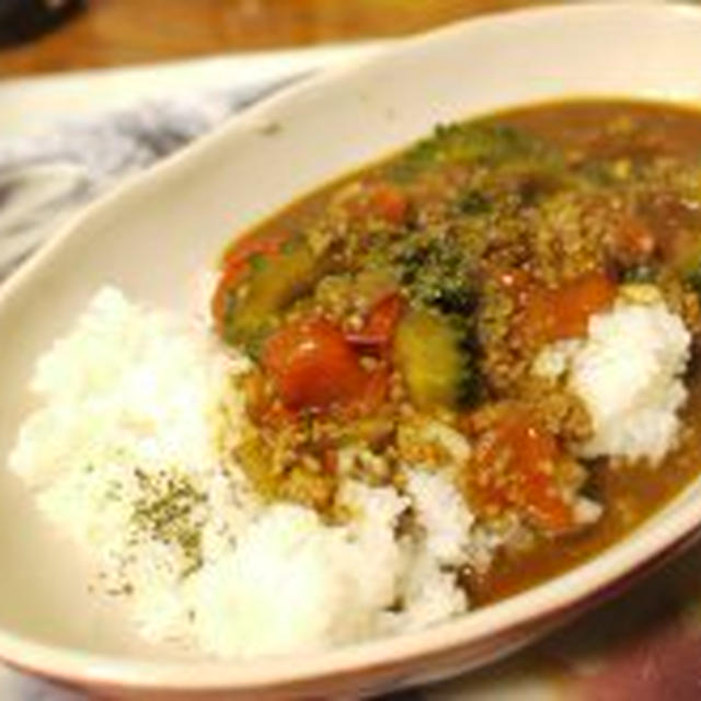 「ゴーヤとトマトの夏カレー」とか