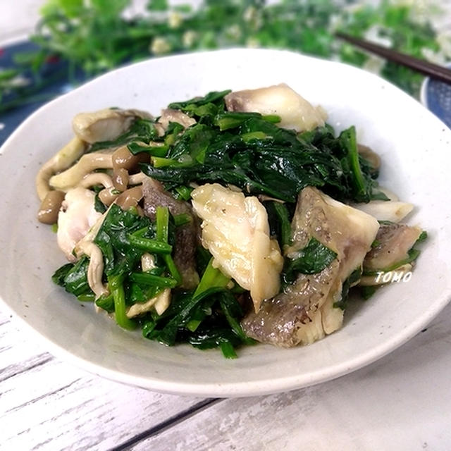 野菜も沢山食べられる♪タラとほうれん草の麺つゆ炒め