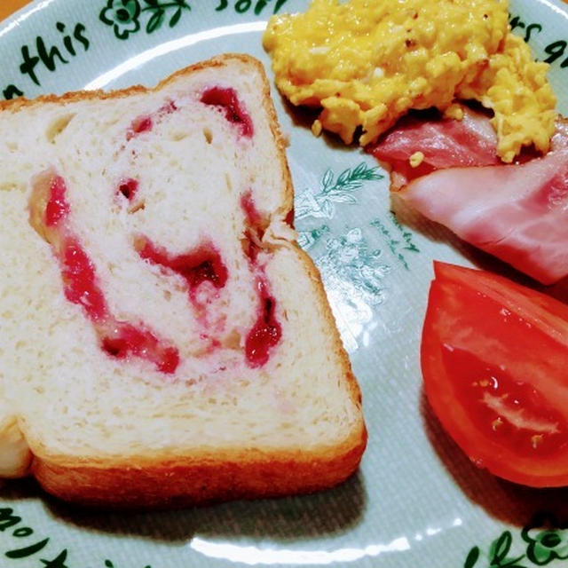 粒ジャムで作るいちごのうずまき食パン