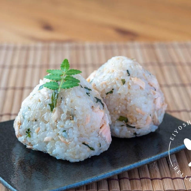 プチプチ食感が堪らない！鮭ハラスと焼きたらこのおにぎりのレシピ・作り方