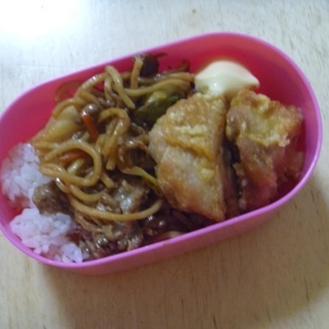 焼きそばと唐揚げのお弁当