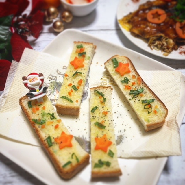 クリスマス風☆食パンで♪人参と青葱のガーリックトースト