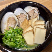 ハマグリと厚揚げとせりの小鍋立て。厚揚げで湯豆腐よりも食べ応えのある、ちょっと小料理屋さん風の小さなお鍋。