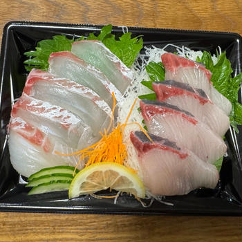 今日のランチはお刺身の盛り合わせです！