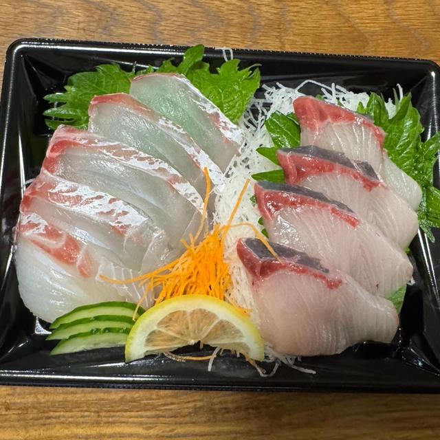 今日のランチはお刺身の盛り合わせです！