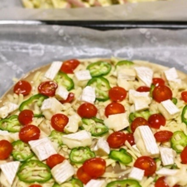 ジェノベーゼとアンチョビ2種のソースでピザ / コンキリエのトマトスープパスタ