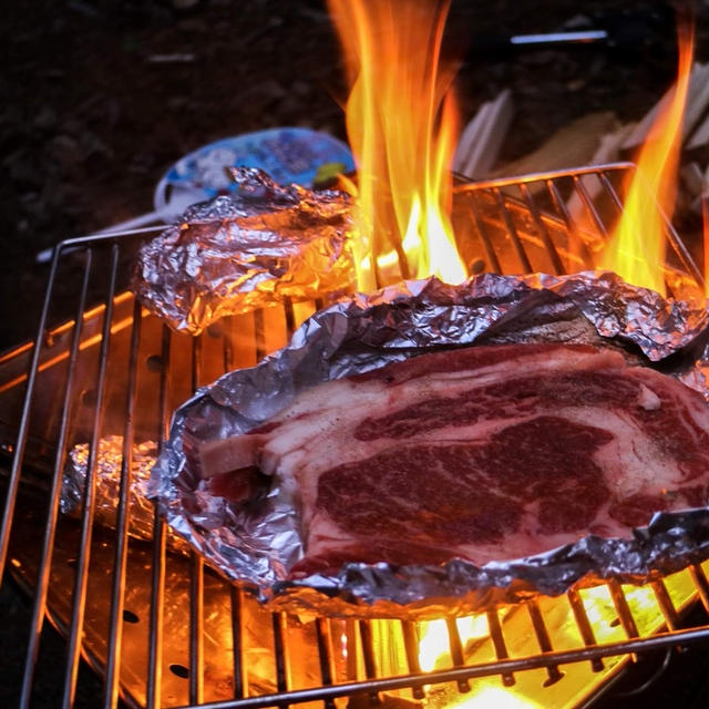 ステーキを食べると幸せになる理由