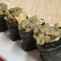 なすと炒り玉子をのせて♪　実は栄養豊かな豆腐の軍艦巻き