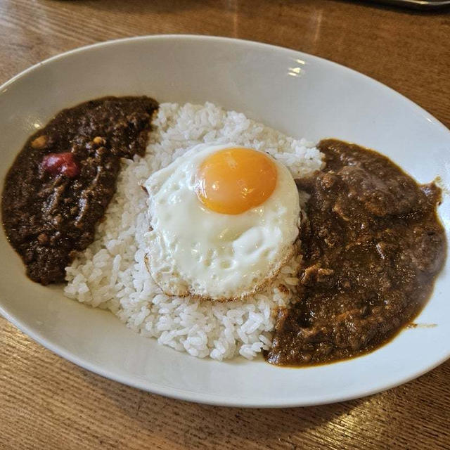 ＜土日がお休み＞カウンターでジワジワ辛みを感じ食べるカレー