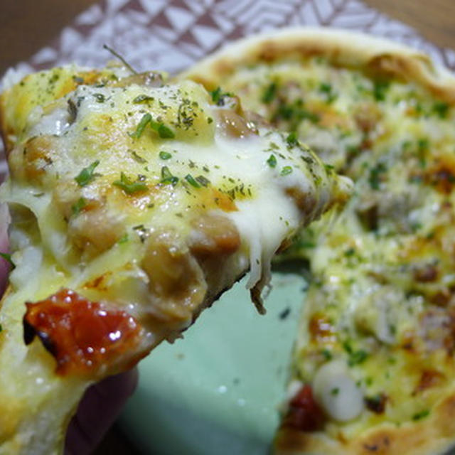 納豆と自家製ドライトマトのピザ