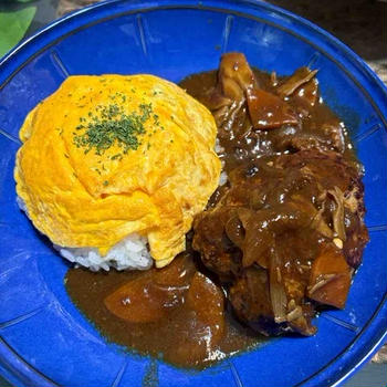 オムライスビーフシチュー添え