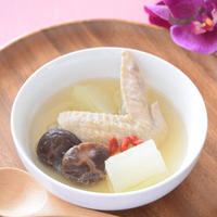 鶏の手羽先・冬瓜・クコの実のスープ　台湾の薬膳料理