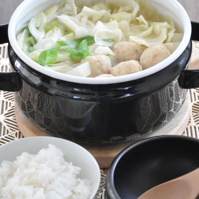 冷房で冷えたカラダに優しい！キャベツと肉だんごのシンプル鍋